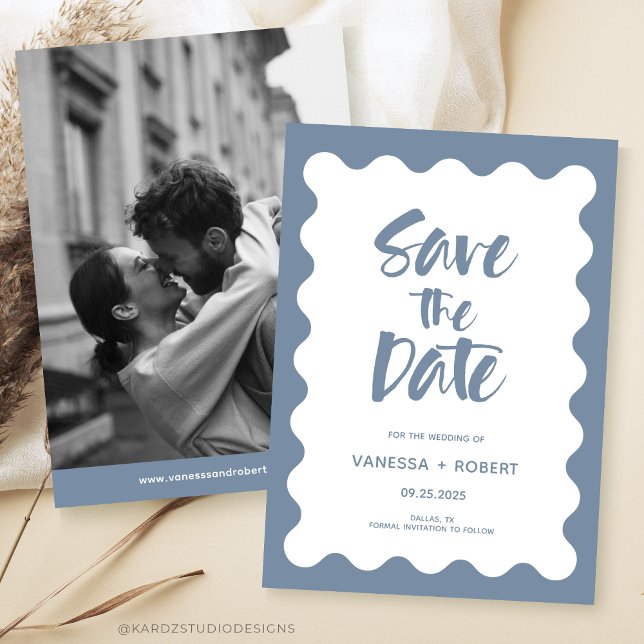 Convites Script De Fotografia Azul Dusty Salva A Data (Modern Wedding Save The Date, in dusty blue + white, black + white photo and scrips with wavy frame.)