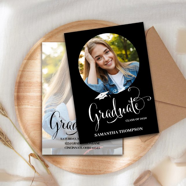 Convites Script de Fotografia de Festa de formatura Preta e (Graduation stylish calligraphy grad hat two photo invitation announcement. )