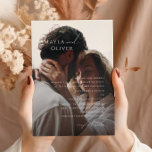 Convites Script Elegante | Casamento Tradicional de Foto Pr<br><div class="desc">Este roteiro elegante | o convite tradicional de casamento para fotos negras é perfeito para o seu casamento clássico, simples, preto e branco, e mínimo moderno de boho. A design apresenta uma caligrafia manuscrita, delicada e romântica com tipografia formal do chique. O olhar vai correr bem em qualquer época de...</div>