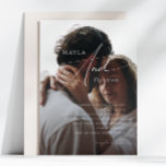 Convites Script Minimalista Whimsical | Casamento de Foto P<br><div class="desc">Este guião minimalista | o convite para casamento de fotos negras é perfeito para o seu casamento clássico, simples, preto e branco, de feiticeiro moderno. A design apresenta uma caligrafia elegante, delicada e romântica escrita à mão com tipografia formal do chique. O olhar vai correr bem em qualquer época de...</div>