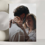 Convites Script Mínimo Elegante | Casamento de Fotografias<br><div class="desc">Este elegante roteiro mínimo | convite de casamento de fotos a preto desbotado é perfeito para o seu casamento clássico, simples, preto e branco, e mínimo moderno de boho. A design apresenta uma caligrafia manuscrita, delicada e romântica com tipografia formal do chique. O olhar vai correr bem em qualquer época...</div>