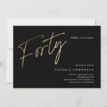 Convites Script mínimo preto e aniversário de 40 anos Doura<br><div class="desc">O aniversário de 40 anos minimalista moderno apresenta o na moda faux gold foil number guião manuscrito Quarty e os detalhes do seu partido em serif clássico sobre a cor preta de fundo, simples e elegante convite de aniversário de um marco para adultos, surpresa para excelentes, para homens e mulheres....</div>