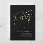 Convites Script mínimo preto e aniversário de 40 anos Doura<br><div class="desc">O aniversário de 40 anos minimalista moderno apresenta o na moda faux gold foil number guião manuscrito Quarty e os detalhes do seu partido em serif clássico sobre a cor preta de fundo, simples e elegante convite de aniversário de um marco para adultos, surpresa para excelentes, para homens e mulheres....</div>