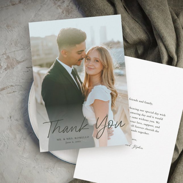 Convites Script Moderno Simples Agradecimento de Casamento  (Modern script photo wedding thank you card with full bleed photo typography overlay.)