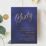 Convites Script ouro azul marinho 60.o aniversário<br><div class="desc">Um convite moderno e na moda para uma 60ª festa de aniversário. Um fundo azul marinho,  incolor,  e a palavra Sessenta escrita com letras elegantes e grandes em dourado falso. Personalize e adicione um nome e detalhes da parte.</div>