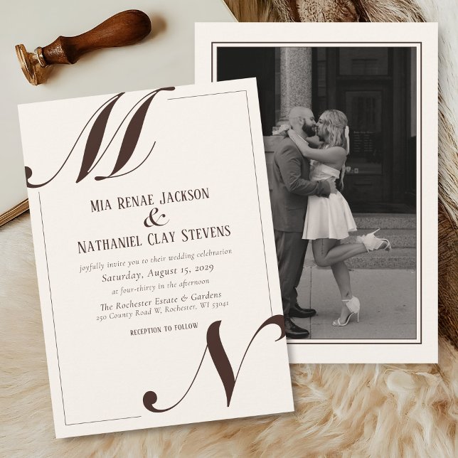 Convites Script Simples Elegante Marfim & Marrom Foto Casam (Elegant modern simple ivory and mocha brown script typography initials classic photo wedding invite )