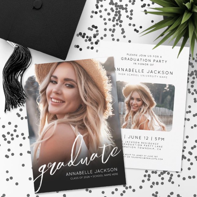 Convites Script Simples Preto e Branco Foto de Formatura (Black White Script Simple Photo Graduation Invitation)