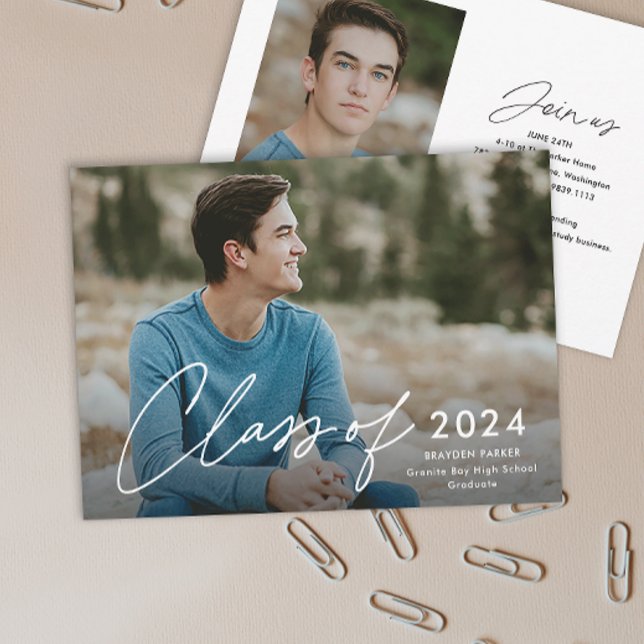 Convites Script Turma de Formandos Foto Formatura  (Simple handwritten script Class of 2024 photo graduation invitation announcements.)