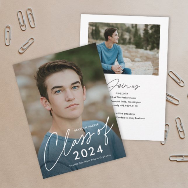Convites Script Turma de Formandos Foto Graduação  (Simple handwritten script Class of 2024 photo graduation invitation announcements.)