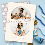 Convites Semicírculos Minimalistas Foto de Amor e Chanucá L<br><div class="desc">Este cartão de feriado único e na moda apresenta duas das suas fotos favoritas em um modelo de semicírculo duplo, superior e inferior, acentuado com linhas minimalistas curvas e um guião moderno de escrita manual, com a saudação, o "amor e a luz" colocados no centro do cartão. O nome da...</div>
