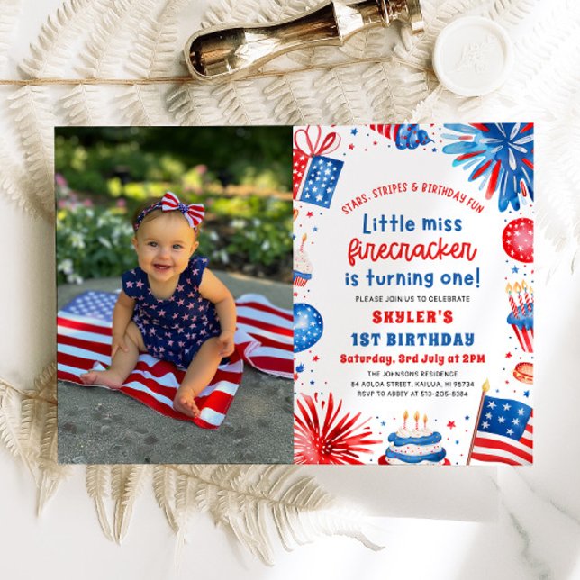 Convites Senhorita Firecracker 4 de julho primeiro aniversa (Watercolor Little Miss Firecracker Fireworks Patriotic Girl 4th of July 1st Birthday Invitation)