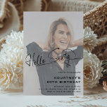 Convites Sessenta Foto Mínima do Script 60º Aniversário<br><div class="desc">Celebre os grandes 6-0 em estilo com nossos convites de festas de aniversários minimalistas de 'Olá Sessenta'! Com um roteiro de tipografia elegante e um modelo moderno sobre uma foto personalizada de estrela de aniversário,  esses convites certamente deixarão todos entusiasmados com sua celebração de marco.</div>