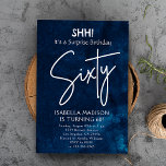 Convites Sessenta | Marinho Blue 60th Birthday Surprise Par<br><div class="desc">Sessenta | Marinho Blue 60th Birthday Surprise Convite de festas apresenta um pano de fundo de cor azul-d-água profunda,  adornada com elementos textuais brancos sofisticados que transmitem a mensagem "SHH! é um aniversário surpresa Sessenta." Personalize este convite incorporando seus detalhes e informações exclusivos sobre o participante.</div>