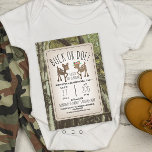 Convites Sexo Virtual Revela Distância Social de Camo Deer<br><div class="desc">Virutal baby gender revela uma ilustração de dois veados bebês. Doe está vestindo uma coroa de flores. O texto diz "Buck ou Doe? Logo saberemos!" O fundo é o padrão de camo. Personalize o texto.</div>