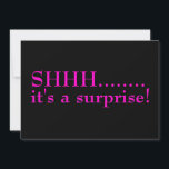 Convites Shhhh Surprise Sétima Festa de aniversário<br><div class="desc">É um convite de aniversário surpresa em preto e rosa quente. Sétima comemoração da festa de aniversário,  nossa modelo está pronta para você. Celebrar setenta!</div>