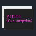 Convites Shhhh Surprise Sétima Festa de aniversário<br><div class="desc">É um convite de aniversário surpresa em preto e rosa quente. Sétima comemoração da festa de aniversário,  nossa modelo está pronta para você. Celebrar setenta!</div>