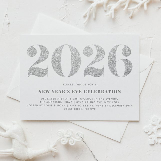 Convites Silver Glitter 2024 Partido da Véspera do Ano Novo (Customizable 2026 New Year's Eve party invitation featuring faux silver glitter.)