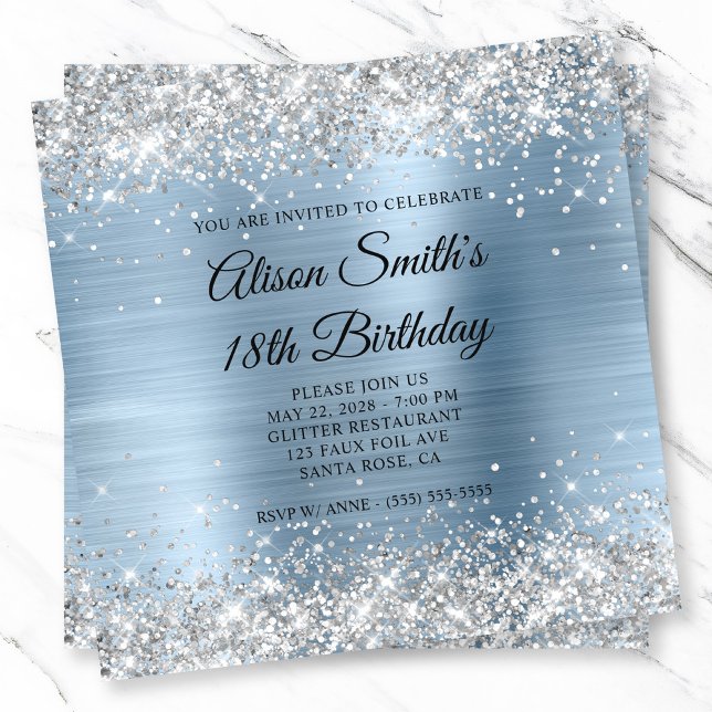Convites Silver Glitter Blue Monograma 18º Aniversário (Silver Glitter Light Blue Monogram 18th Birthday Invitation)