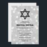 Convites Silver Sparkle Bokeh Bat Mitzvah e Estrela de Davi<br><div class="desc">Estes deslumbrantes convites do Bat Mitzvah apresentam a tendência e elegante aparência de prata. (Observe que o design é impresso e não contém nenhum brilho físico real ou faísca, mas se você escolher o papel do shimmer pérola ele será adicionado à aparência.) O texto moderno e a estrela de David...</div>