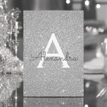 Convites Silver Sparkle Glitter Doce Dezesseis Aniversário<br><div class="desc">Silver Sparkle Glitter Doce Dezesseis Monogramas Nome e Convite de aniversário Inicial. Este convite é perfeito para a Festa de aniversário Silver Sparkle Glitter Sweet 16 que está a tentar celebrar em Silver.</div>
