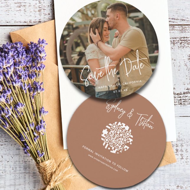 Convites Simples Moderno Salve o Casamento de Sobreposição  (Modern Simple Round Photo Save the Date QR Code Terracotta Wedding Invitation.)