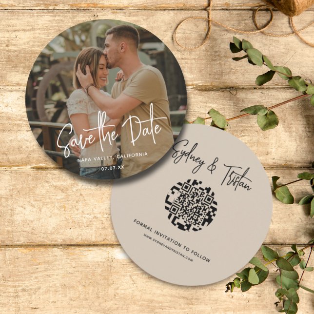 Convites Simples Moderno Salve o Casamento de Sobreposição  (Modern Simple and Rustic Round Photo Save the Date with Round QR Code - Beige)