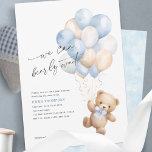 Convites Simples Podemos Esperar Chá Azul<br><div class="desc">Apresentando o Simples Convite "Podemos Esperar" Chá Blue Baby Boy, o anúncio perfeito para sua próxima celebração. Este convite encantador apresenta um ursinho de peluche bonitinho a aquarelas agarrando um aglomerado de balões, ideal para ajustar o tom de um chá de menino. Capture os corações de seus convidados com este...</div>
