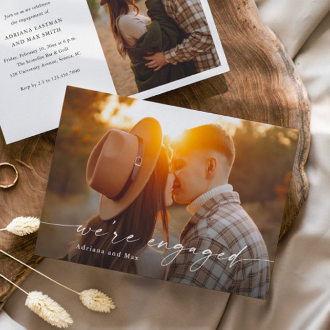 Convites Simples Roteiro 2 Foto Noivado Casamento (Elegant Handwritten Script 2 Photo Engagement Photo Announcement Invitation.)