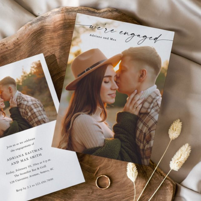 Convites Simples Roteiro 2 Foto Noivado Casamento (Elegant Handwritten Script 2 Photo Engagement Photo Announcement Invitation.)