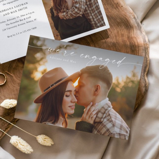 Convites Simples Script 2 Foto de Noivado de Casamento (Elegant Handwritten Script 2 Photo Engagement Photo Announcement Invitation.)