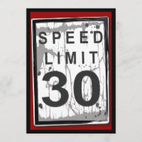 Sinal sujo do limite de velocidade do partido de