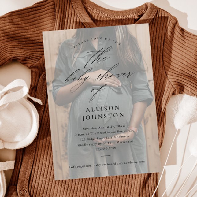 Convites Sobreposição de Foto com Letra Elegante para Chá d (Elegant script photo overlay baby shower invitations.)