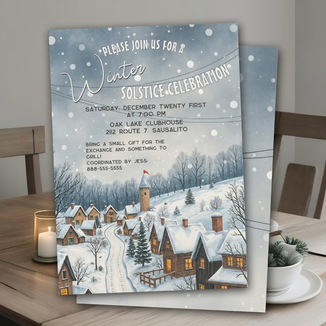 Convites Solstício de Inverno Encantadora Aldeia Nevada Fes (Winter Solstice party invitation with charming snowy village scene for cozy holiday celebration.)