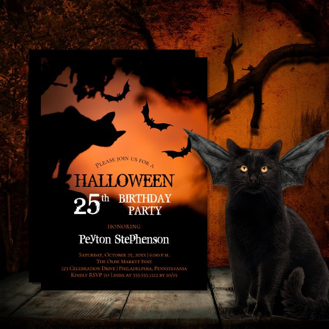 Convites Spooky Cat | 25 de Bats Halloween (Spooky black cat and bats against an orange sky Halloween 25th Birthday Party Invitation)