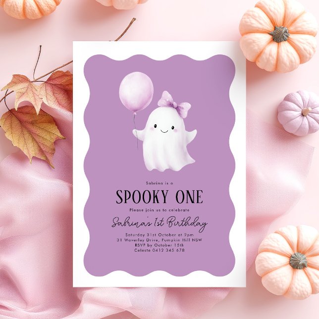 Convites Spooky Um Balão Roxo Fantasma primeiro aniversario (Spooky One! Girls Halloween 1st Birthday invitation with ghost & purple balloon on wavy background)