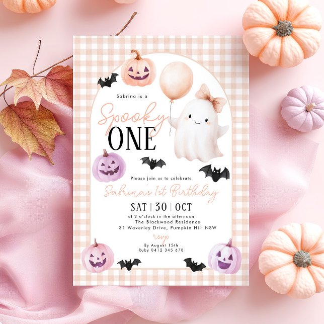 Convites Spooky, Um primeiro aniversario Laranja Fantasma d (Spooky One! Orange Gingham Halloween 1st Birthday invitation with cute pumpkin, ghosts and bat. )