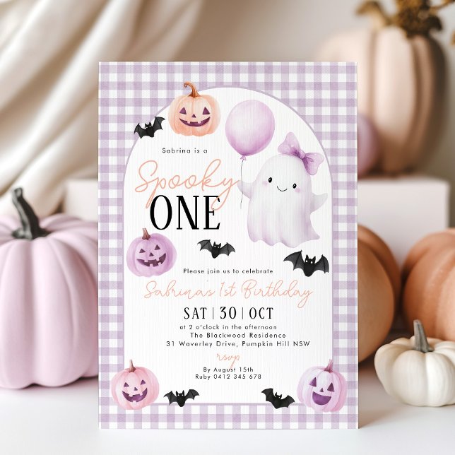 Convites Spooky, um primeiro aniversario roxo de Halloween (Spooky One! Purple Gingham Halloween 1st Birthday invitation with cute pumpkin, ghosts and bat. )