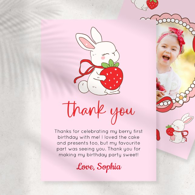 Convites Strawberry Bunny 1st Birthday Photo Thank You Card (Criador carregado)