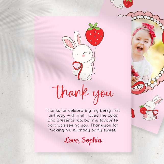 Convites Strawberry Bunny Birthday Photo Thank You Card (Criador carregado)
