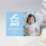 Convites Surfing , A Grande Foto<br><div class="desc">Apresentando o nosso Convite Fotográfico "O Grande", perfeito para comemorar a primeira grande onda do seu surfista. Este convite personalizável apresenta um tema de surfe vibrante, completo com elementos lúdicos do oceano e um lugar para a foto do seu filho, fazer uma maneira inesquecível de convidar convidados para a sua...</div>