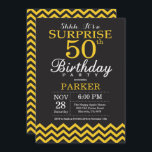 Convites Surpresa 50.º aniversário Chevron preto e amarelo<br><div class="desc">Surpreenda 50º Convite de aniversário com Chevron Preto e Amarelo. Chalkboard. Aniversário Adulto. Convidam o Homem ou a Mulher Bday. Para mais personalização,  clique no botão "Personalizar" e use nossa ferramenta de design para modificar este modelo.</div>