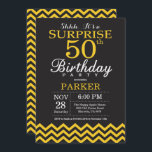 Convites Surpresa 50.º aniversário Chevron preto e amarelo<br><div class="desc">Surpreenda 50º Convite de aniversário com Chevron Preto e Amarelo. Chalkboard. Aniversário Adulto. Convidam o Homem ou a Mulher Bday. Para mais personalização,  clique no botão "Personalizar" e use nossa ferramenta de design para modificar este modelo.</div>