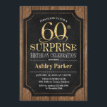 Convites Surpresa 60ª Festa de aniversário - Madeira Dourad<br><div class="desc">60º Convite à Celebração de Aniversário da Rustic Surprise. Design elegante em ouro brilhante preto e fino e padrão de madeira castanha escura. Apresenta uma fonte elegante de script. Envie-me uma mensagem se precisar de mais personalização.</div>