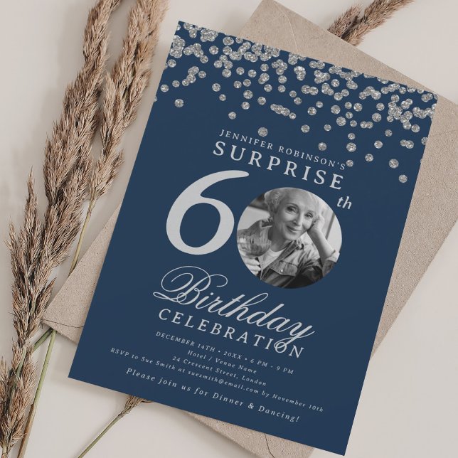 Convites SURPRESA 60º Aniversário Marinho de Prata de Confe (SURPRISE 60th Birthday Silver Confetti Navy Blue Invitation)