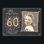 Convites Surpresa 60 aniversários Chalkboard Rustic<br><div class="desc">Europeia: Um jeito perfeito de convidar seus convidados para esta festa de aniversário especial! Para uma 60ª festa de aniversário. Veja a coleção por outras idades!</div>