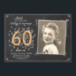 Convites Surpresa 60 aniversários Chalkboard Rustic<br><div class="desc">Europeia: Um jeito perfeito de convidar seus convidados para esta festa de aniversário especial! Para uma 60ª festa de aniversário. Veja a coleção por outras idades!</div>