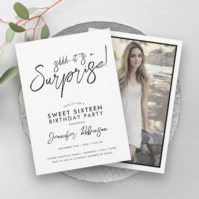 Convites Surpresa de Foto Branca e Preta Moderna 16 (Modern Black & White Photo Surprise Sweet 16 Invitation)