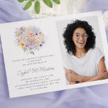 Convites Surpresa de Fotografia do Buquê Flor do aniversári<br><div class="desc">Um elegante buquê floral de aquarelas de flores de safra enfeita o topo deste convite de festas surpresa aniversário de 30 anos. As flores pastéis suaves são acentuadas com a arte moderna de linha. O nome do celebrante de aniversário é escrito em um roteiro moderno e simples. Há sinais de...</div>