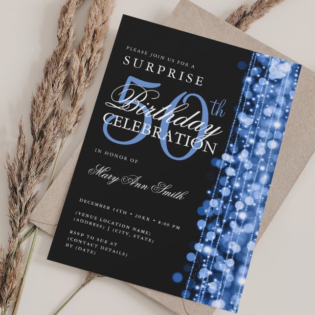 Convites Surpresa Elegante 50º aniversário Espalha Marinho  (Elegant Surprise 50th Birthday Sparkles Navy Blue Invitation)