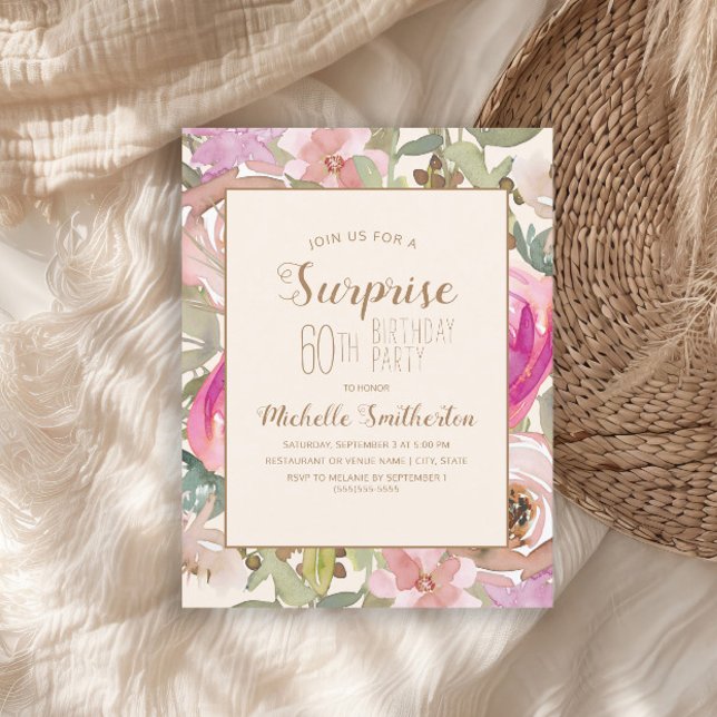 Convites Surpresa Floral Púrpura Suave, Rosa, 60º Aniversár (Pink watercolor floral and sage green leaves surprise 60th birthday party invitation)